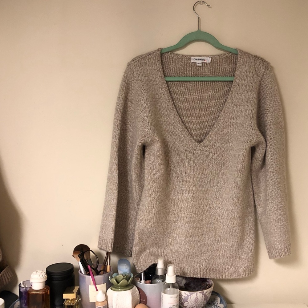 calvin klein oatmeal sweater // wide sleeve detail